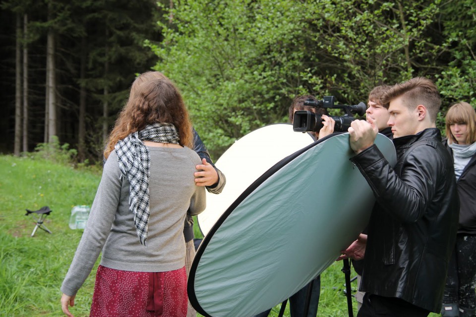 Crew am Set mit Kamera und Reflektoren